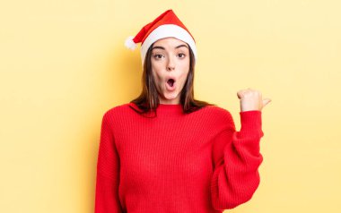 İnançsızlığa şaşırmış genç İspanyol kadın. Chistmas ve yeni yıl konsepti