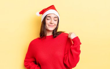 Genç İspanyol kadın kibirli, başarılı, pozitif ve gururlu görünüyor. Chistmas ve yeni yıl konsepti