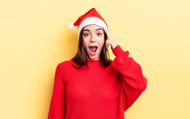 Genç İspanyol kadın şaşırmış görünüyor, yeni bir düşünce, fikir ya da konsept keşfediyor. Chistmas ve yeni yıl konsepti