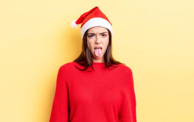 Genç İspanyol kadın iğreniyor, sinirleniyor ve dili dışarı çıkıyor. Chistmas ve yeni yıl konsepti