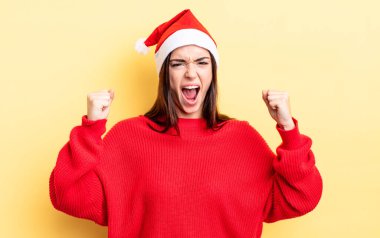 Genç İspanyol kadın öfkeli bir ifadeyle agresif bir şekilde bağırıyor. Chistmas ve yeni yıl konsepti