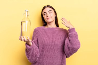 Genç İspanyol kadın stresli, endişeli, yorgun ve hayal kırıklığına uğramış hissediyor. su şişesi kavramı