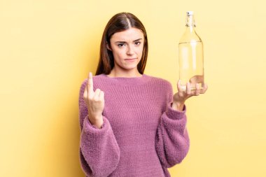 Genç İspanyol kadın kızgın, sinirli, asi ve agresif hissediyor. su şişesi kavramı