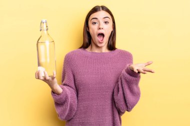 Genç İspanyol kadın inanılmaz bir sürprizle şaşkına dönmüş ve hayrete düşmüştü. su şişesi kavramı