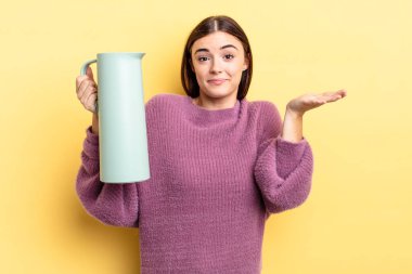 Genç İspanyol kadın şaşkın, şaşkın ve şüpheci hissediyor. Kahve termosu kavramı