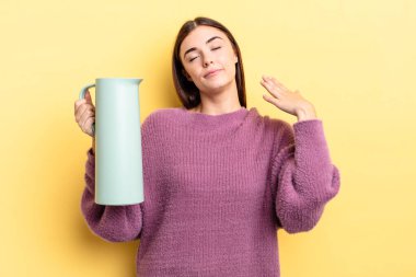 Genç İspanyol kadın stresli, endişeli, yorgun ve hayal kırıklığına uğramış hissediyor. Kahve termosu kavramı