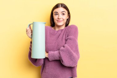 Genç İspanyol kadın omuz silkiyor, kafası karışık ve kararsız. Kahve termosu kavramı