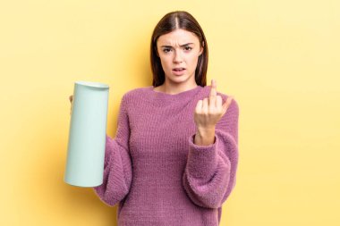 Genç İspanyol kadın kızgın, sinirli, asi ve agresif hissediyor. Kahve termosu kavramı