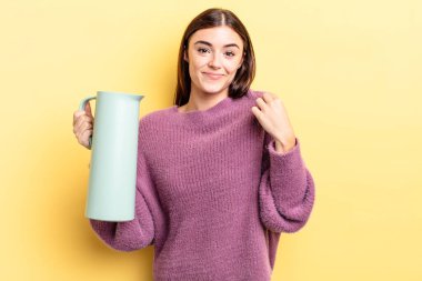 Genç İspanyol kadın kibirli, başarılı, pozitif ve gururlu görünüyor. Kahve termosu kavramı