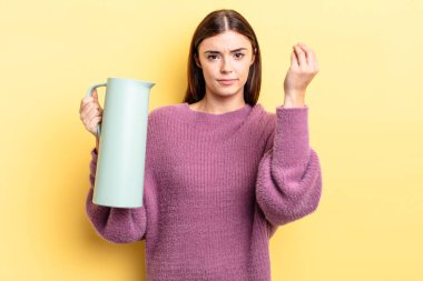 Genç İspanyol kadın kapiş ya da para hareketi yapıyor, sana ödemeni söylüyor. Kahve termosu kavramı