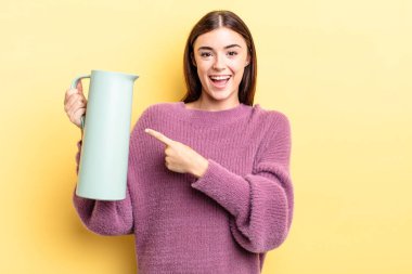 Genç İspanyol kadın heyecanlı ve şaşırmış görünüyor. Kahve termosu kavramı