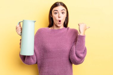 İnançsızlığa şaşırmış genç İspanyol kadın. Kahve termosu kavramı