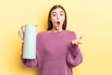 Genç İspanyol kadın inanılmaz bir sürprizle şaşkına dönmüş ve hayrete düşmüştü. Kahve termosu kavramı