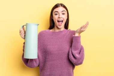 Genç İspanyol kadın kendini mutlu hissediyor, bir çözüm ya da fikir bulduğuna şaşırıyor. Kahve termosu kavramı
