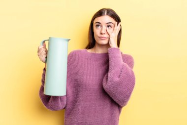 Genç İspanyol bir kadın bıkkın, hayal kırıklığına uğramış ve yorucu bir günün ardından uykulu hissediyor. Kahve termosu kavramı