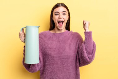 Genç İspanyol kadın öfkeli bir ifadeyle agresif bir şekilde bağırıyor. Kahve termosu kavramı
