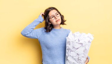 Genç İspanyol kadın şaşkın ve kafası karışık, kafa karıştırıcı çöp konsepti