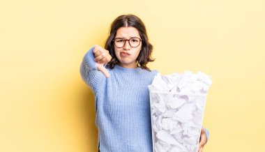 Genç İspanyol kadın kendini kötü hissediyor, başarısız çöp konseptini reddediyor.