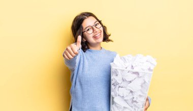 Genç İspanyol kadın kendini gururlu hissediyor, olumlu gülümsüyor, başarısız çöp konseptiyle.