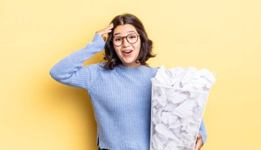 Genç İspanyol kadın mutlu, şaşırmış ve şaşırmış görünüyor.