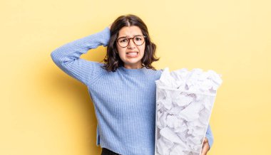 Genç İspanyol kadın kendini stresli, endişeli ya da korkmuş hissediyor, elleri başının üstünde, çöp konsepti başarısız.