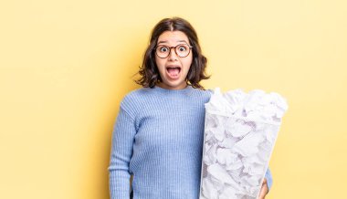 Şok olmuş ya da şaşırmış görünen genç İspanyol kadın başarısız çöp konsepti
