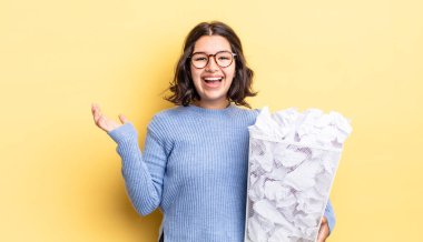 Genç İspanyol kadın kendini mutlu hissediyor ve inanılmaz derecede başarısız bir çöp konseptine hayret ediyor.