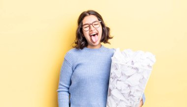 Neşeli ve isyankar tavırları olan genç İspanyol kadın, şaka yapıyor ve dillerini çöp konseptine sokuyor.