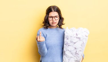 Genç İspanyol kadın kızgın, sinirli, asi ve agresif çöp konsepti