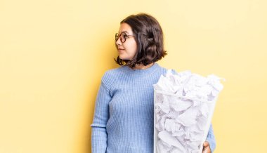 Profil görünümlü genç İspanyol kadın hayal kuruyor, hayal kuruyor ya da hayal kuruyor.