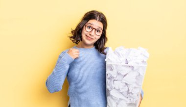 Genç İspanyol kadın kibirli, başarılı, pozitif ve gururlu çöp konsepti