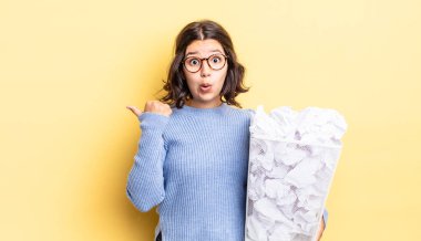 İnançsızlığa hayret eden genç İspanyol kadın başarısız çöp konsepti