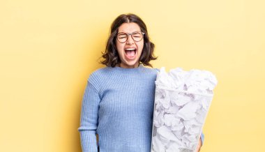 Genç İspanyol kadın agresif bir şekilde bağırıyor, kızgın ve başarısız bir çöp gibi görünüyor.