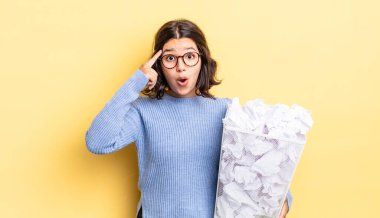 Genç İspanyol kadın şaşırmış görünüyor, yeni bir düşünce, fikir ya da konsept çöp konseptinde başarısız oluyor.