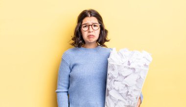 Genç İspanyol kadın üzgün ve sızlanıyor mutsuz bir bakışla ve ağlamakla başarısız çöp konseptiyle