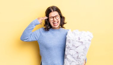 Genç İspanyol kadın mutsuz ve stresli görünüyor, intihar jesti silah tabelasının çöp konseptini bozuyor