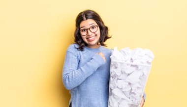 Genç İspanyol kadın kendini mutlu hissediyor ve bir meydan okumayla karşı karşıya ya da başarısız çöp konseptini kutluyor