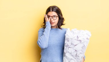 Genç İspanyol kadın sıkıcı, hayal kırıklığına uğramış ve uykulu hissediyor.