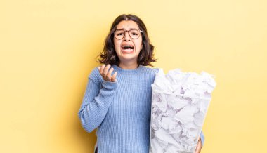 Genç İspanyol kadın umutsuz, hayal kırıklığına uğramış ve stresli görünüyor.