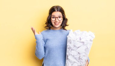 Genç İspanyol kadın kendini mutlu hissediyor, bir çözüm ya da fikrin çöp konseptinde başarısız olduğunu fark edince şaşırıyor.