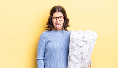 Genç İspanyol kadın iğrenmiş ve sinirlenmiş hissediyor ve başarısız çöp konseptini dilinden çıkarıyor.