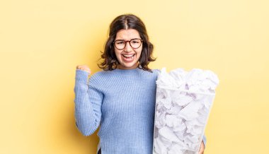 Kızgın bir ifadeyle bağıran genç İspanyol kadın çöp konseptinde başarısız oluyor.