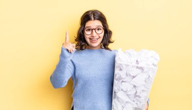 Genç İspanyol kadın, bir fikrin işe yaramaz olduğunu fark ettikten sonra mutlu ve heyecanlı bir dahi gibi hissediyor.