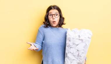 Genç İspanyol kadın kendini çok şaşırmış ve şok olmuş hissediyor.