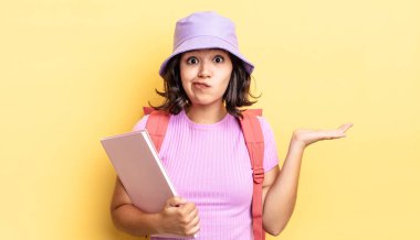 Genç İspanyol kadın şaşkın, şaşkın ve şüpheci hissediyor. okul konseptine geri dön