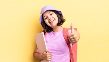 Genç İspanyol kadın gururlu, olumlu bir şekilde gülümsüyor. okul konseptine geri dön