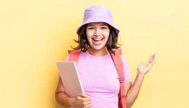 Genç İspanyol kadın kendini mutlu hissediyor ve inanılmaz bir şeye hayret ediyor. okul konseptine geri dön