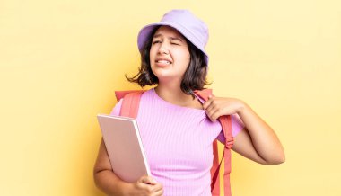 Genç İspanyol kadın stresli, endişeli, yorgun ve hayal kırıklığına uğramış hissediyor. okul konseptine geri dön