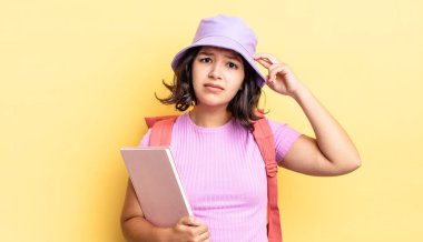 Genç İspanyol kadın şaşkın ve şaşkın hissediyor, senin deli olduğunu gösteriyor. okul konseptine geri dön