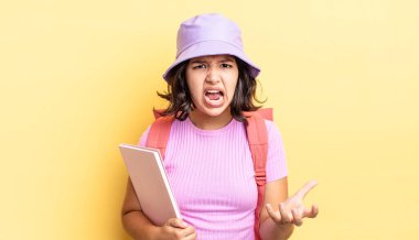 Genç İspanyol kadın kızgın, sinirli ve hayal kırıklığına uğramış görünüyor. okul konseptine geri dön